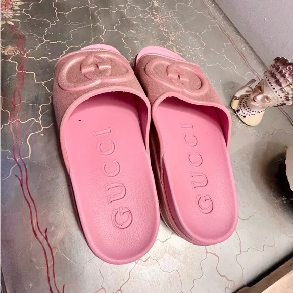 💰$795 Gucci Wmns Slide Sandal 'Interlocking G - Metallic Rose Pink' size 9